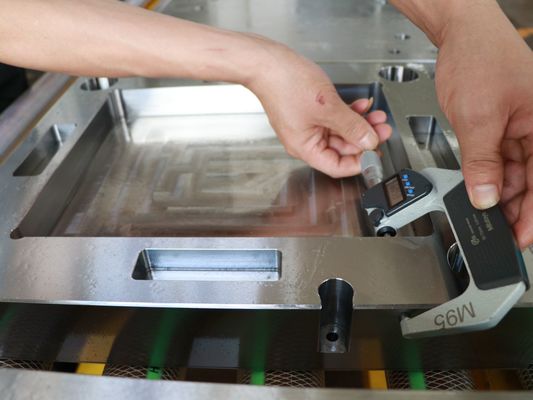 Bezpłatne rysowanie niestandardowych podstaw form Precyzyjna podstawa formy