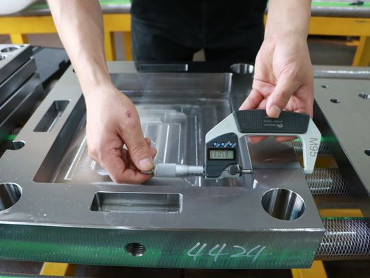 Części z tworzyw sztucznych obrabiane CNC z precyzyjnym fazowaniem ramy