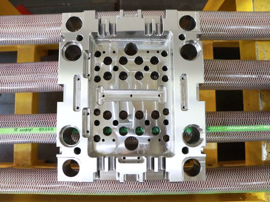 JIS S50c Plastikowa podstawa formy Precyzyjna obróbka CNC do dużego systemu ust wodnych